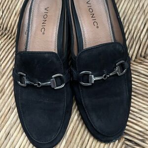 vionic black suede mules size 8